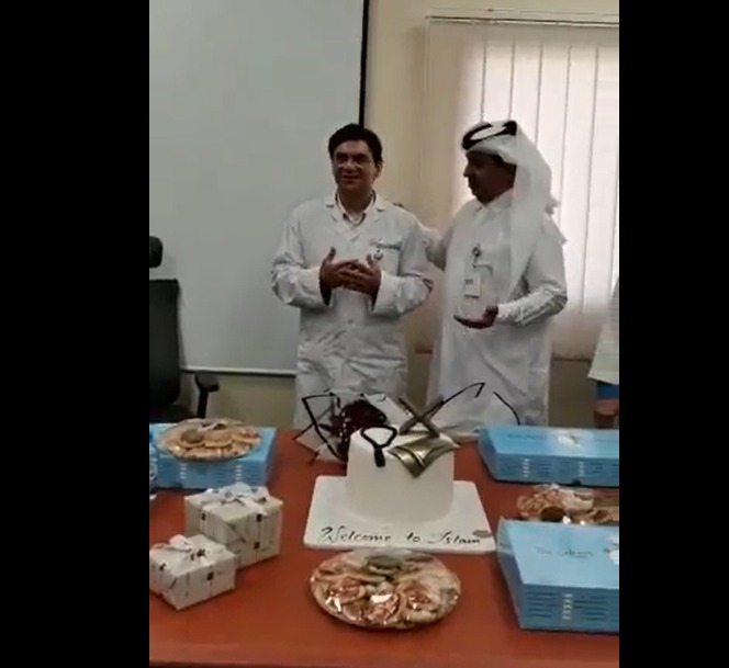 قطر.. طبيب يعتنق الإسلام ويغيّر اسمه إلى عبد الله وسط فرحة وتكبيرات زملائه